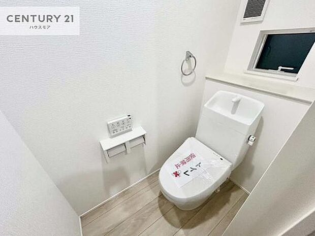 1・2階にトイレがございます！朝の忙しい時間帯も待たずにすみそうですね。白を基調とした清潔感のあるトイレでお手入れがしやすいです！
