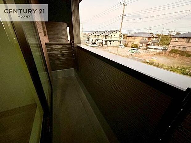 広々としているバルコニーです！お洗濯物を干すのはもちろん風に当たりながらくつろぎタイムが送れます！