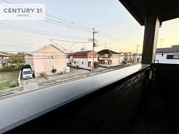 落ち着きある住宅街です！周囲には高い建物がなく、空が広く開放感があり、陽当たりを大きく遮られることもありません！気持ちの良い風が通り抜ける街並みです！