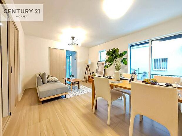 広々ダイニングスペース！ゆったりお食事。笑い声響く楽しい時間が過ごせます。日々の疲れも癒されます！