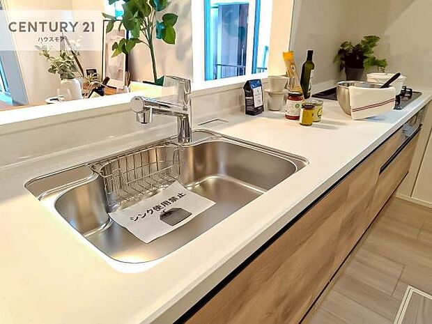 大人気の対面式システムキッチンを採用しています！ご家族のコミュニケーションが自然と増える設計です。お子様にも目が届くので嬉しいですね。広々使えて快適に作業が進みます。