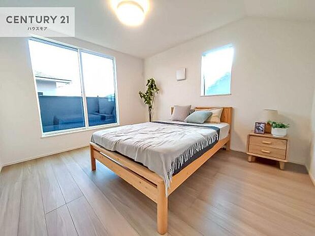 バルコニーに面した洋室。優しい光が差し込む洋室は、朝の目覚めも気持ちが良さそうですね。おうち時間もゆったりと過ごすことができます。