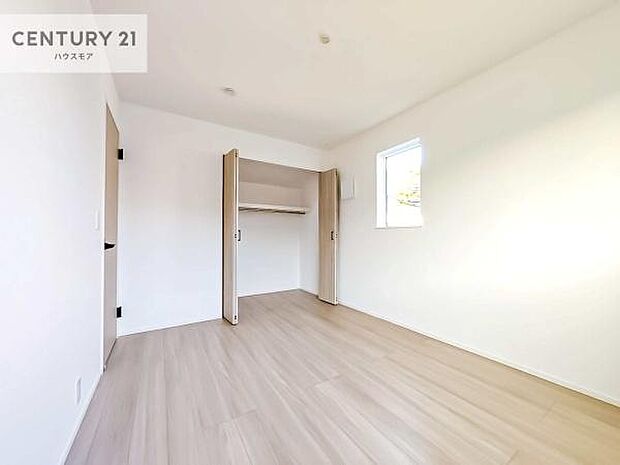 掃き出し窓がないお部屋は、お子様のお部屋としても安心です！収納スペースも充実しているので散らかったお部屋をサッと片付けられます！