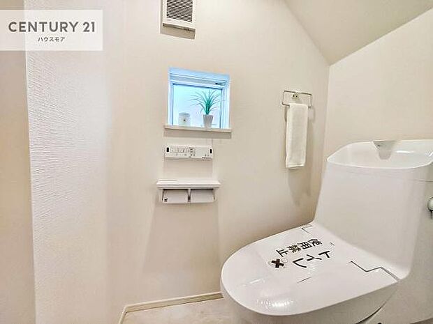 1・2階にトイレがございます！朝の忙しい時間帯も待たずにすみそうですね。白を基調とした清潔感のあるトイレでお手入れがしやすいです！
