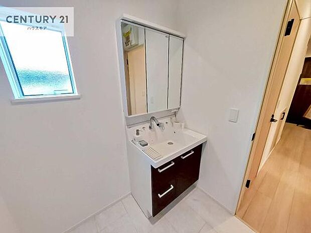 小窓付きの明るい洗面室です！湿気もすぐに入れ替えができて清潔に保つことができます！自然光が差し込むのでお化粧の仕上がりも良くなりますね！