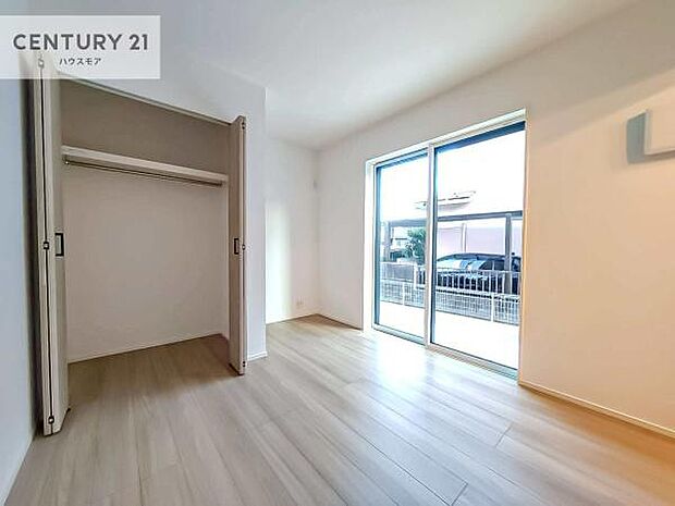 洋室は子供部屋や寝室、色々と用途多彩に利用できますね。収納力もたっぷりなので、広々気持ちよく過ごすことができます。