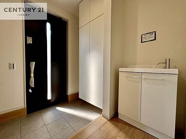 シューズボックス付きなので、玄関が片付きお掃除がしやすいです！スッキリした玄関で戸を開けた瞬間、清潔感のある心地いい空間が出迎えてくれます。