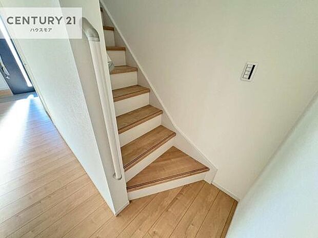 階段は明るく手摺りもついています。お子様やご年配の方も安心してご利用頂けますね。