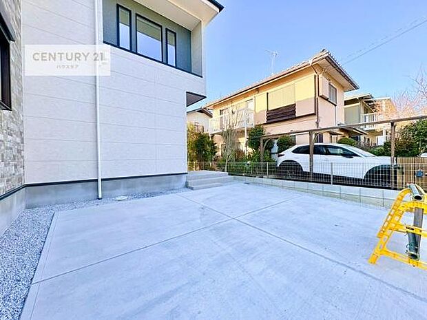 駐車スペースは3台分あります！セカンドカーはもちろん、バイクや自転車なども置き場所に困りません。