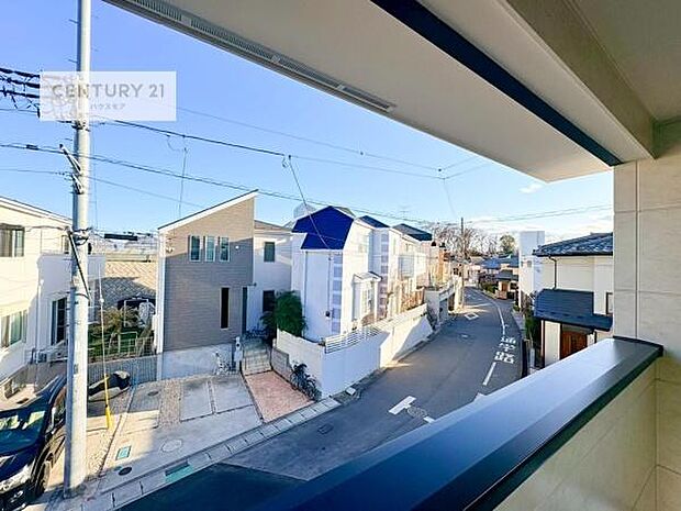 晴れた日には青い空を見渡せる開放的な時間を楽しめます。気持ちの良い風が通り抜ける街並みです！