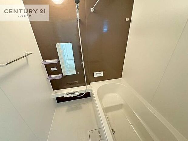 落ち着きある大人の雰囲気のバスルームは、味が出ていてバスタイムが充実！お仕事頑張っているご褒美にお好みの匂いの入浴剤を入れて、楽しんでみてはいかがでしょうか？