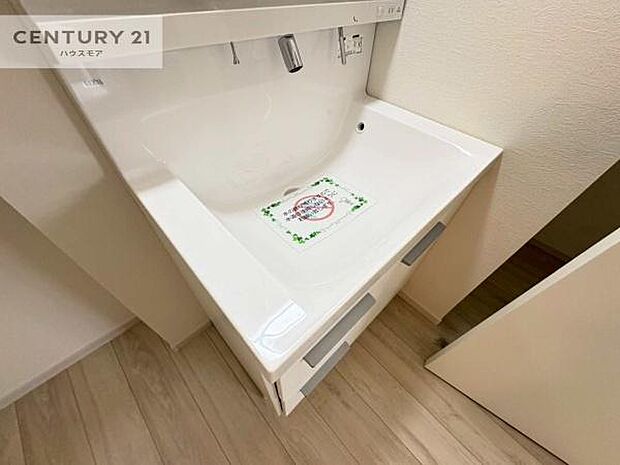 深い洗面台ボウルは、水が跳ねにくいのでお手入れが楽々！清潔感が保てます！キレイな洗面所で自分磨きのモチベーションが上がりますね！