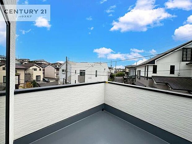 落ち着きある住宅街です！周囲には高い建物がなく、空が広く開放感があり、陽当たりを大きく遮られることもありません！気持ちの良い風が通り抜ける街並みです！