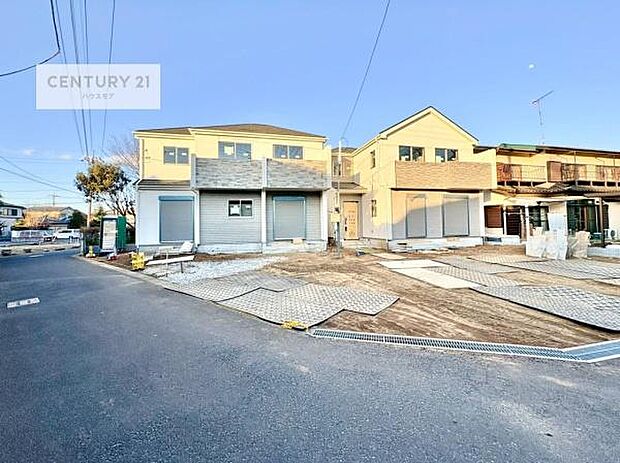 前面道路は4ｍ×4ｍ！陽当り良好な立地です。車庫入れが苦手な方も安心ですね。