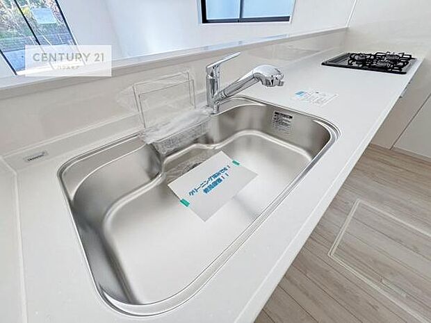 ワイドなシンクですね！水が跳ねにくく洗物がしやすい家事が楽々仕様のシステムキッチンです！デザイン性と機能性を兼ねたキッチンで清潔感がありますね！【同仕様写真】/【現地販売会開催中】