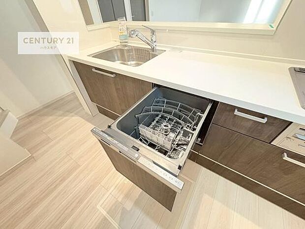 食洗機付きのキッチンです！忙しい時や手荒れ防止として大変活躍する便利な仕様です！ビルトインなのでキッチンの場所を取らず調理スペースを広く使うことが出来ます！
