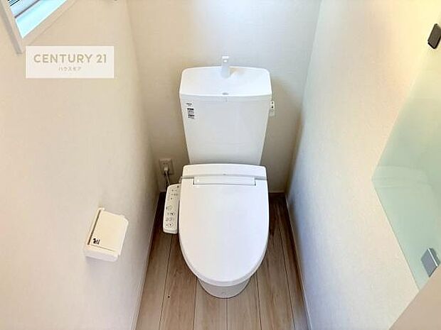 1・2階にトイレがございます！朝の忙しい時間帯も待たずにすみそうですね。白を基調とした清潔感のあるトイレでお手入れがしやすいです！