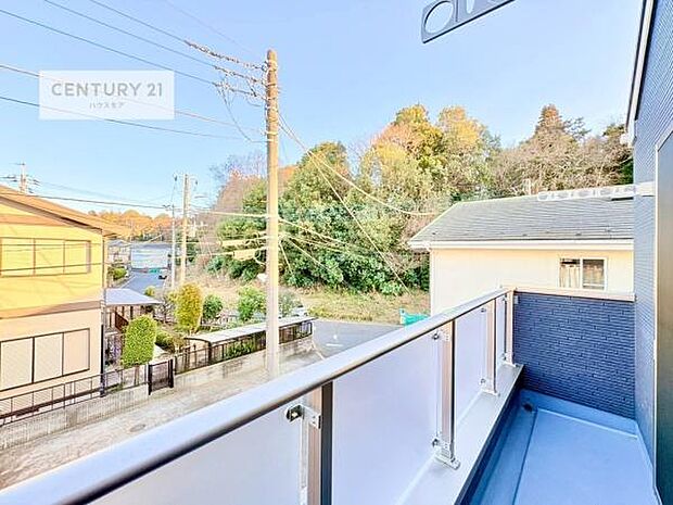 晴れた日には青い空を見渡せる開放的な時間を楽しめます。気持ちの良い風が通り抜ける街並みです！