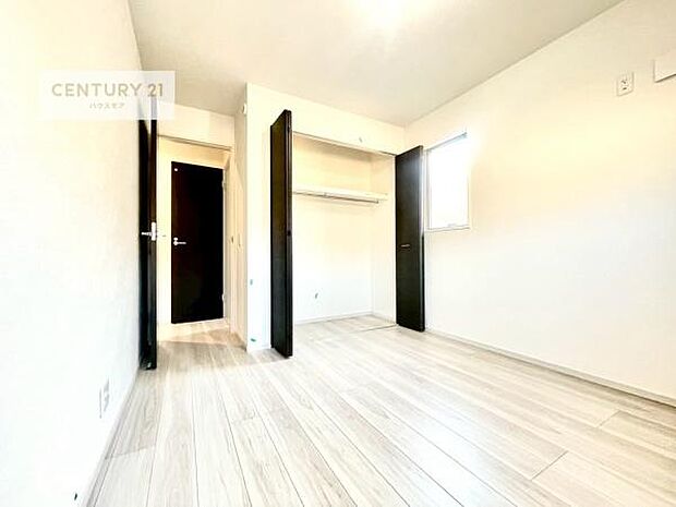 掃き出し窓がないお部屋は、お子様のお部屋としても安心です！収納スペースも充実しているので散らかったお部屋をサッと片付けられます！