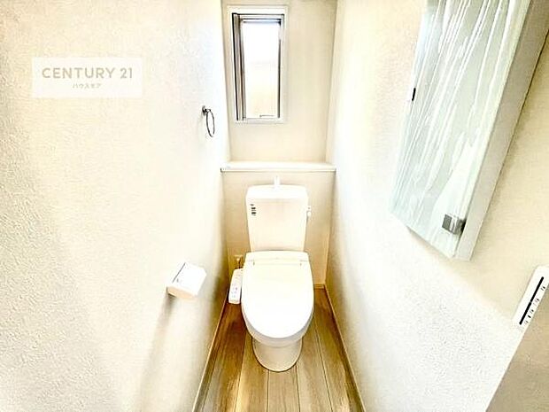 1・2階にトイレがございます！朝の忙しい時間帯も待たずにすみそうですね。白を基調とした清潔感のあるトイレでお手入れがしやすいです！