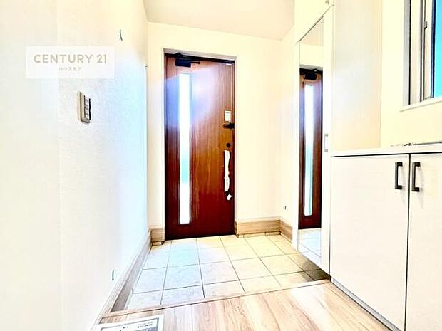 玄関収納が充実しているので、玄関周りがスッキリ片付き来客時に靴の置き場に困りません！