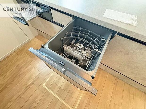 食洗機付き！忙しい時や冬場は手荒れ防止として大活躍します！ビルトイン仕様なので、場所も取らず調理スペースも広く使えて手際よく作業が出来ます！