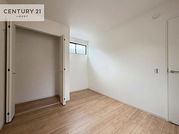 掃き出し窓がないお部屋は、お子様のお部屋としても安心です！収納スペースも充実しているので散らかったお部屋をサッと片付けられます！