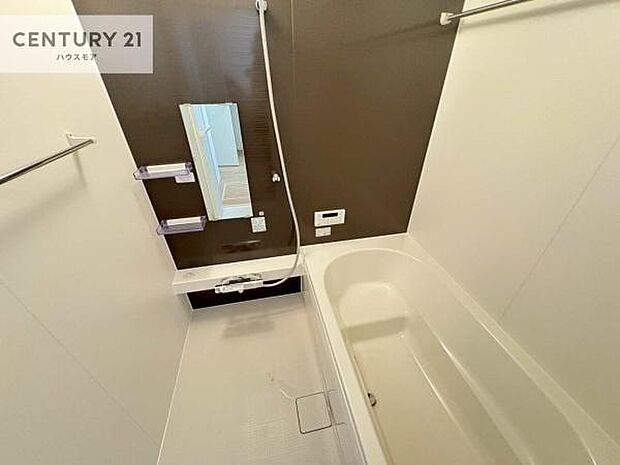 落ち着きある大人の雰囲気のバスルームは、シックなデザインでバスタイムが充実！お仕事頑張っているご褒美にお好みの匂いの入浴剤を入れて、楽しんでみてはいかがでしょうか？