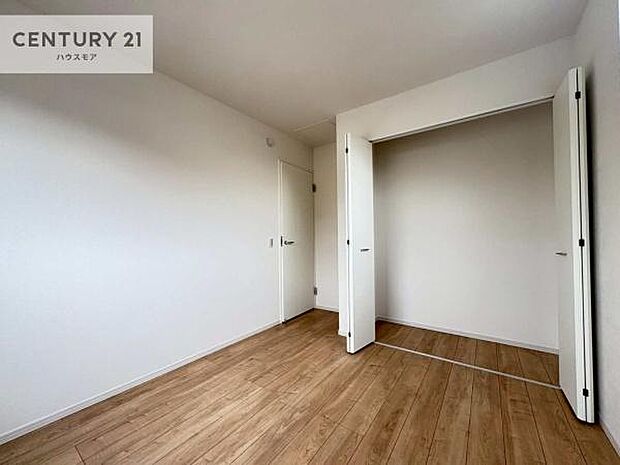 収納スペースがついています！居室をスッキリ整頓する事ができますね。家具を選ばないシンプルなデザインの為、家具を選ばずお気に入りの空間作りができそうですね。