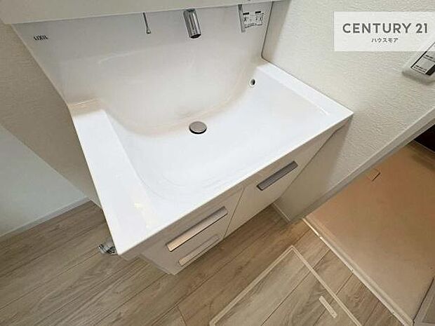 深い洗面台ボウルは、水が跳ねにくいのでお手入れが楽々！清潔感が保てます！キレイな洗面所で自分磨きのモチベーションが上がりますね！