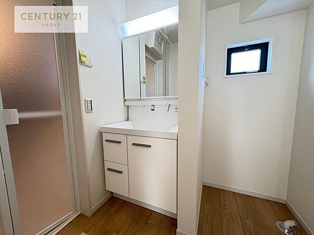 小窓付きの明るい洗面室です！湿気もすぐに入れ替えができて清潔に保つことができます！自然光が差し込むのでお化粧の仕上がりも良くなりますね！