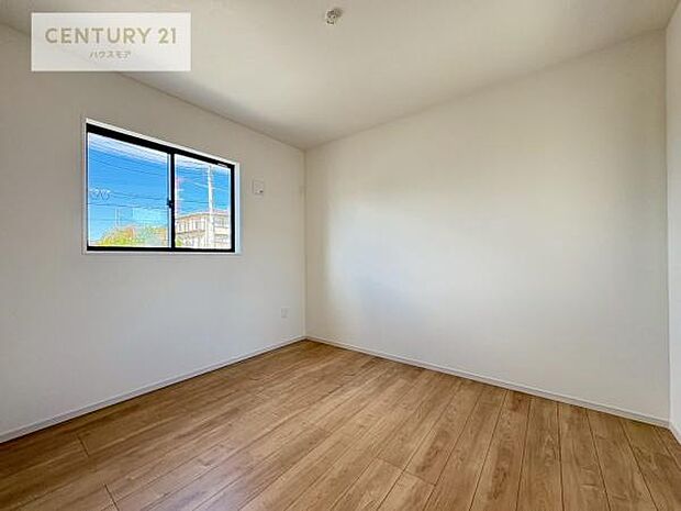 優しい光が差し込む洋室は、朝の目覚めも気持ちが良さそうですね。おうち時間もゆったりと過ごすことができます。