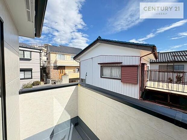 落ち着きある住宅街です！周囲には高い建物がなく、空が広く開放感があり、陽当たりを大きく遮られることもありません！気持ちの良い風が通り抜ける街並みです！