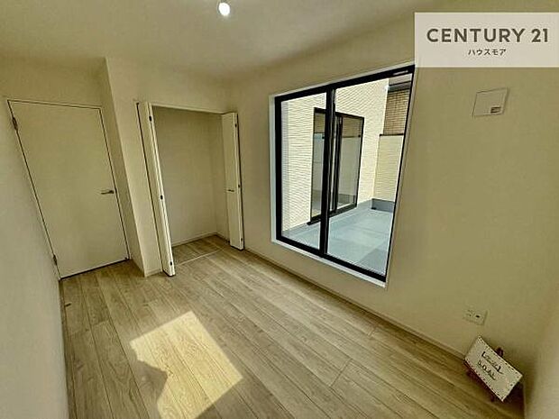 洋室は子供部屋や寝室、色々と用途多彩に利用できますね。収納力もたっぷりなので、広々気持ちよく過ごすことができます。【現地販売会開催中】