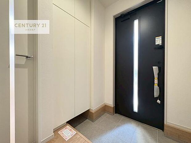 シューズボックス付きなので、玄関が片付きお掃除がしやすいです！スッキリした玄関で戸を開けた瞬間、清潔感のある心地いい空間が出迎えてくれます。