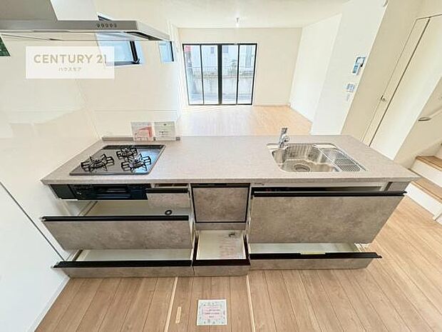 収納スペースが豊富で、調理スペースがスッキリと片付きひろ〜く活用できます！快適に作業ができます！毎日の料理が捗ります！