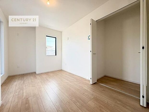 収納スペースがついています！居室をスッキリ整頓する事ができますね。家具を選ばないシンプルなデザインの為、家具を選ばずお気に入りの空間作りができそうですね。