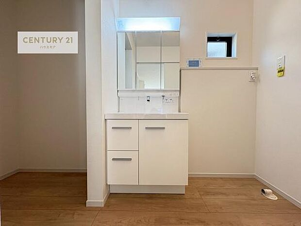 小窓のついた洗面所は、光と風が入りやすく、いつでも快適にお使いいただけます。三面鏡で使い勝手が良く、鏡裏収納も備えておりますので、日用品やスキンケア用品もすっきり整理できます。