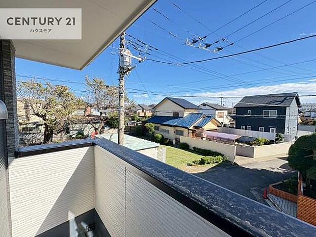 晴れた日には青い空を見渡せる開放的な時間を楽しめます。気持ちの良い風が通り抜ける街並みです！