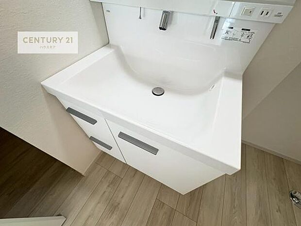 洗面台のボウルが深く床に水が跳ねにくいです！それにお掃除がしやすい使い勝手の良い白を基調とした清潔感のある洗面台で気持ちよくお使いいただけます！