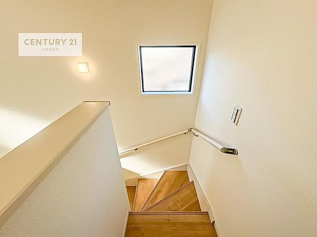 階段は明るく手摺りもついています。お子様やご年配の方も安心してご利用頂けますね！【同仕様写真】/【現地販売会開催中】