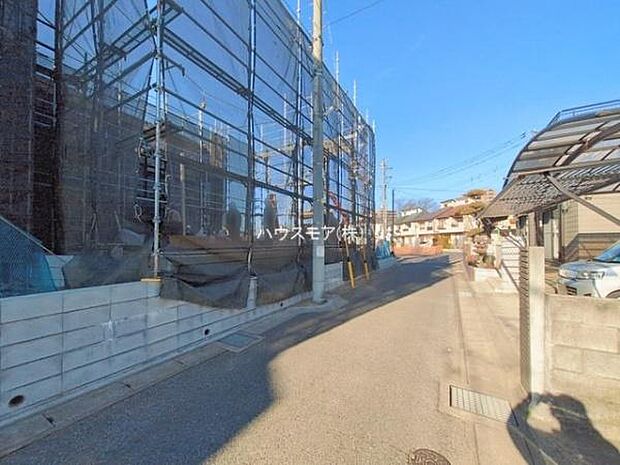 前面道路4ｍ×5.3ｍ！陽当り良好な立地です。車庫入れが苦手な方も安心ですね。【現地販売会開催中】