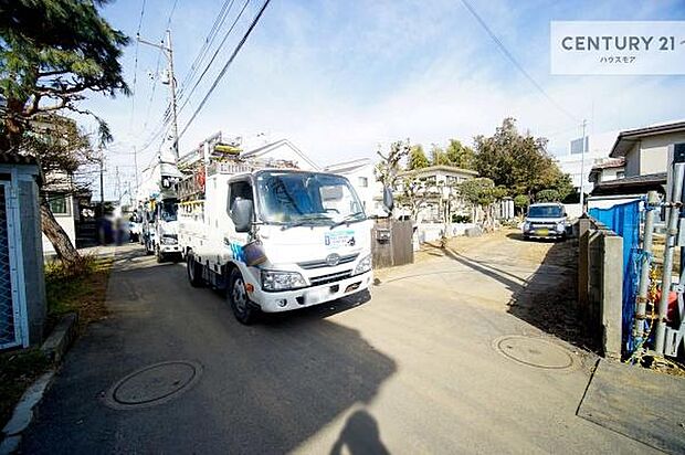 前面道路は4ｍ！陽当り良好な立地です。車庫入れが苦手な方も安心ですね。