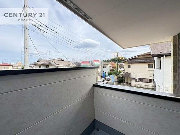 陽当たり良好なバルコニーです！晴れた日には青い空を見渡せる開放的な時間を楽しめます。
