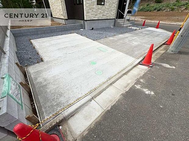 駐車スペースは2台分あります！セカンドカーはもちろん、バイクや自転車なども置き場所に困りません。