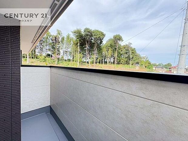 落ち着きある住宅街です！周囲には高い建物がなく、空が広く開放感があり、陽当たりを大きく遮られることもありません！気持ちの良い風が通り抜ける街並みです！