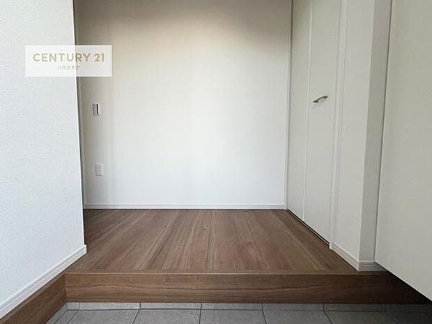 疲れて帰ってきても、ただいま！を言いたくなる、優しく迎え入れてくれる空間になっています。明るく温もり溢れる玄関です！