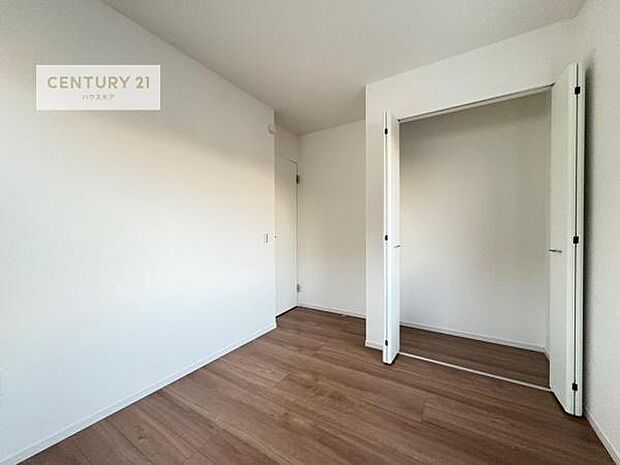 掃き出し窓がないお部屋は、お子様のお部屋としても安心です！収納スペースも充実しているので散らかったお部屋をサッと片付けられます！