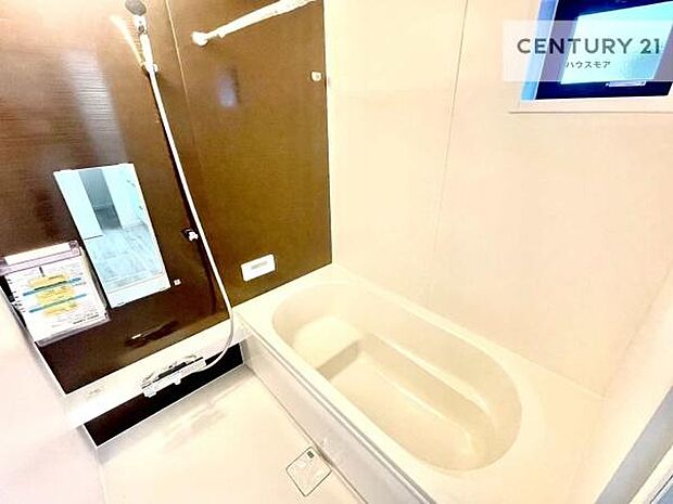 落ち着きある大人の雰囲気のバスルームは、シックなデザインでバスタイムが充実！お仕事頑張っているご褒美にお好みの匂いの入浴剤を入れて、楽しんでみてはいかがでしょうか？