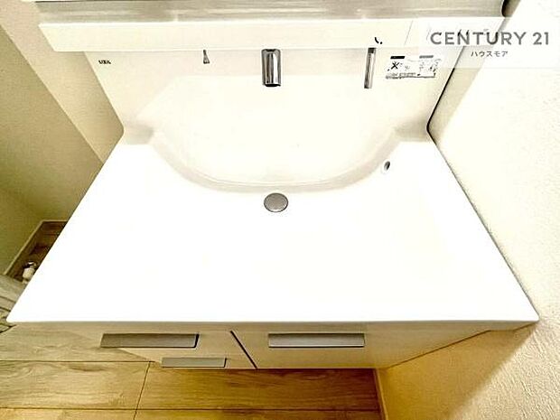 深い洗面台ボウルは、水が跳ねにくいのでお手入れが楽々！清潔感が保てます！キレイな洗面所で自分磨きのモチベーションが上がりますね！